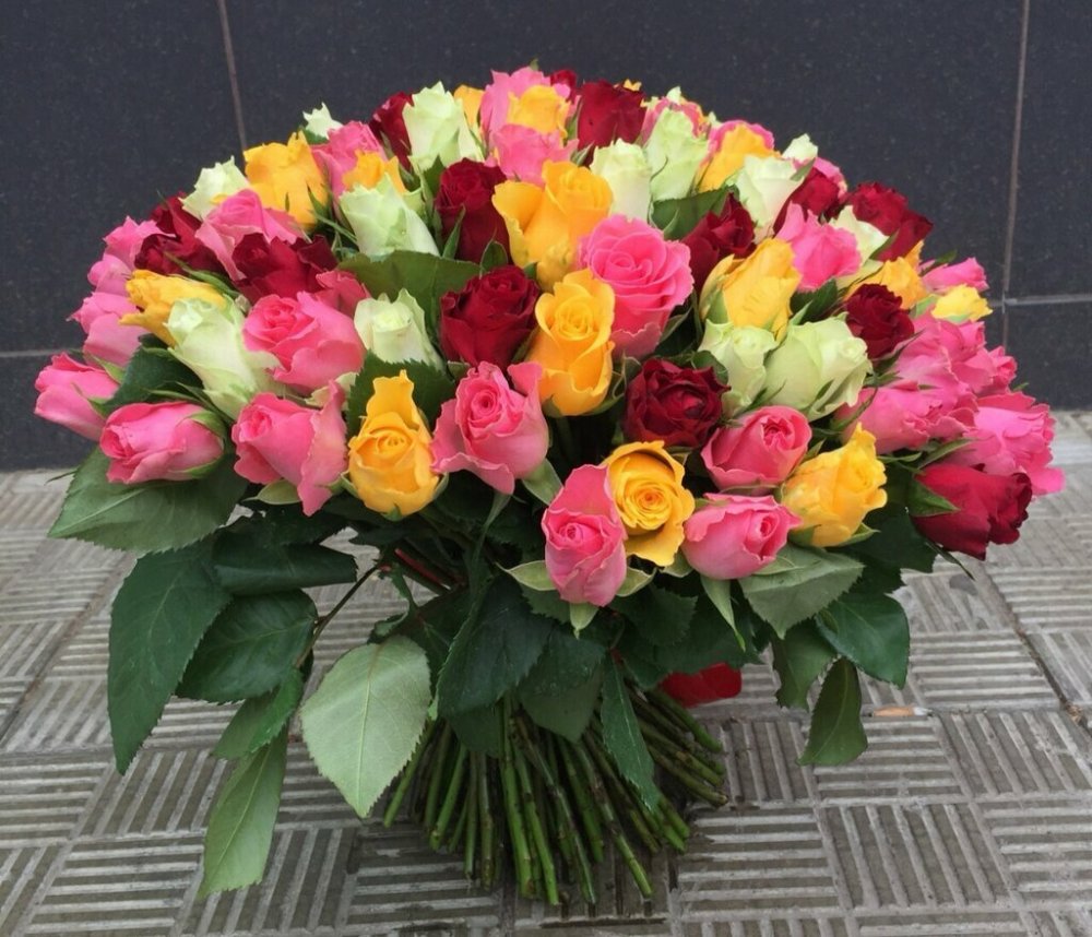Шикарный букет разноцветных роз