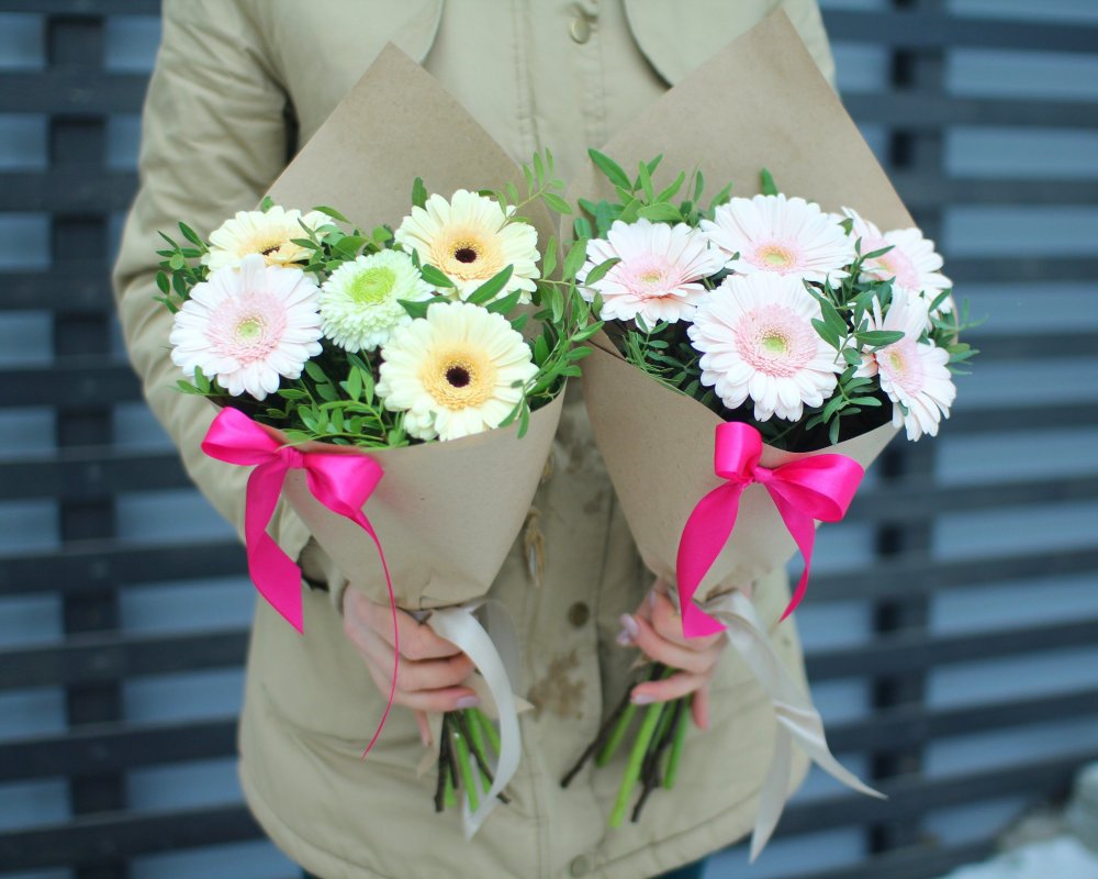 Маленький букет цветов для девочки