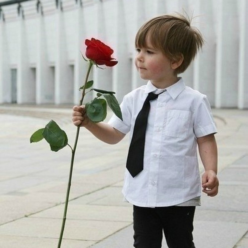 Мальчик с цветочком