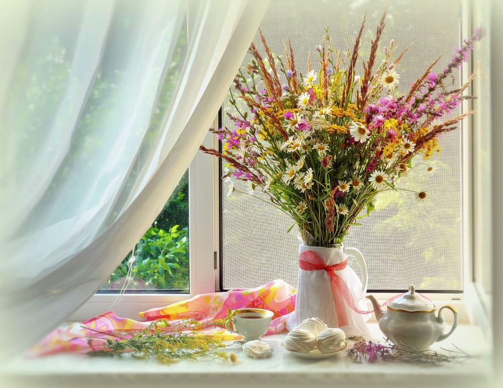 Летний букет цветов на окне
