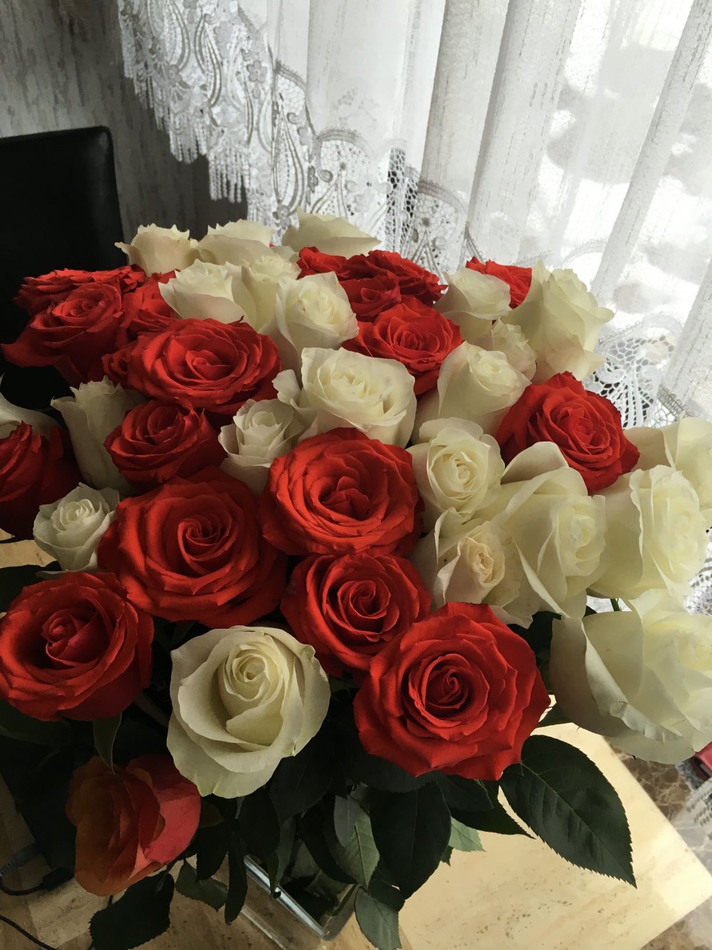 Букет красных роз в комнате