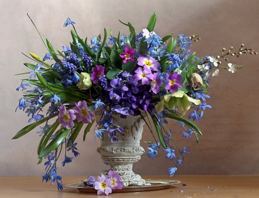Первоцветы букетик в вазе
