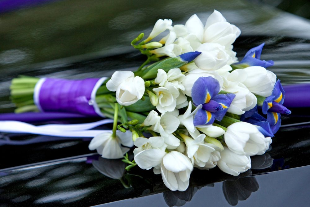 Букет невесты из тюльпанов и ирисов