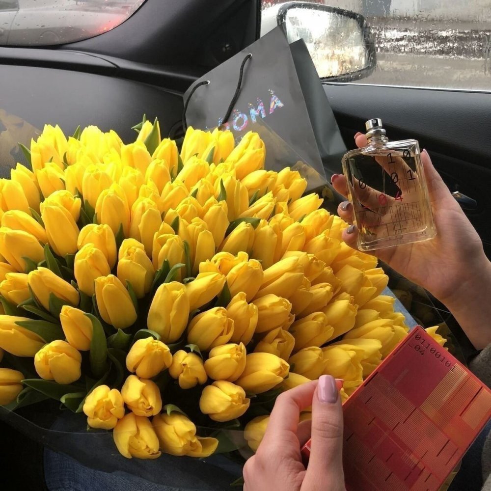 Огромный букет тюльпанов в руках