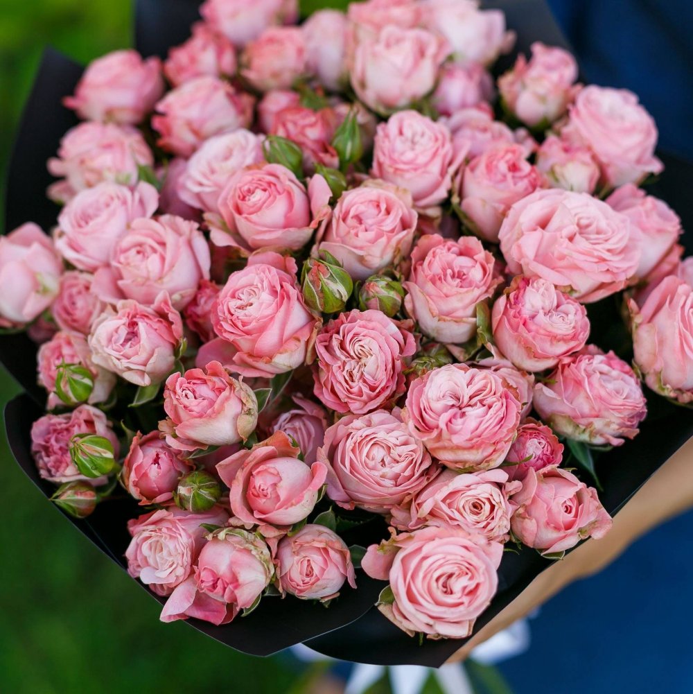 Роскошные пионовидные розы в букете