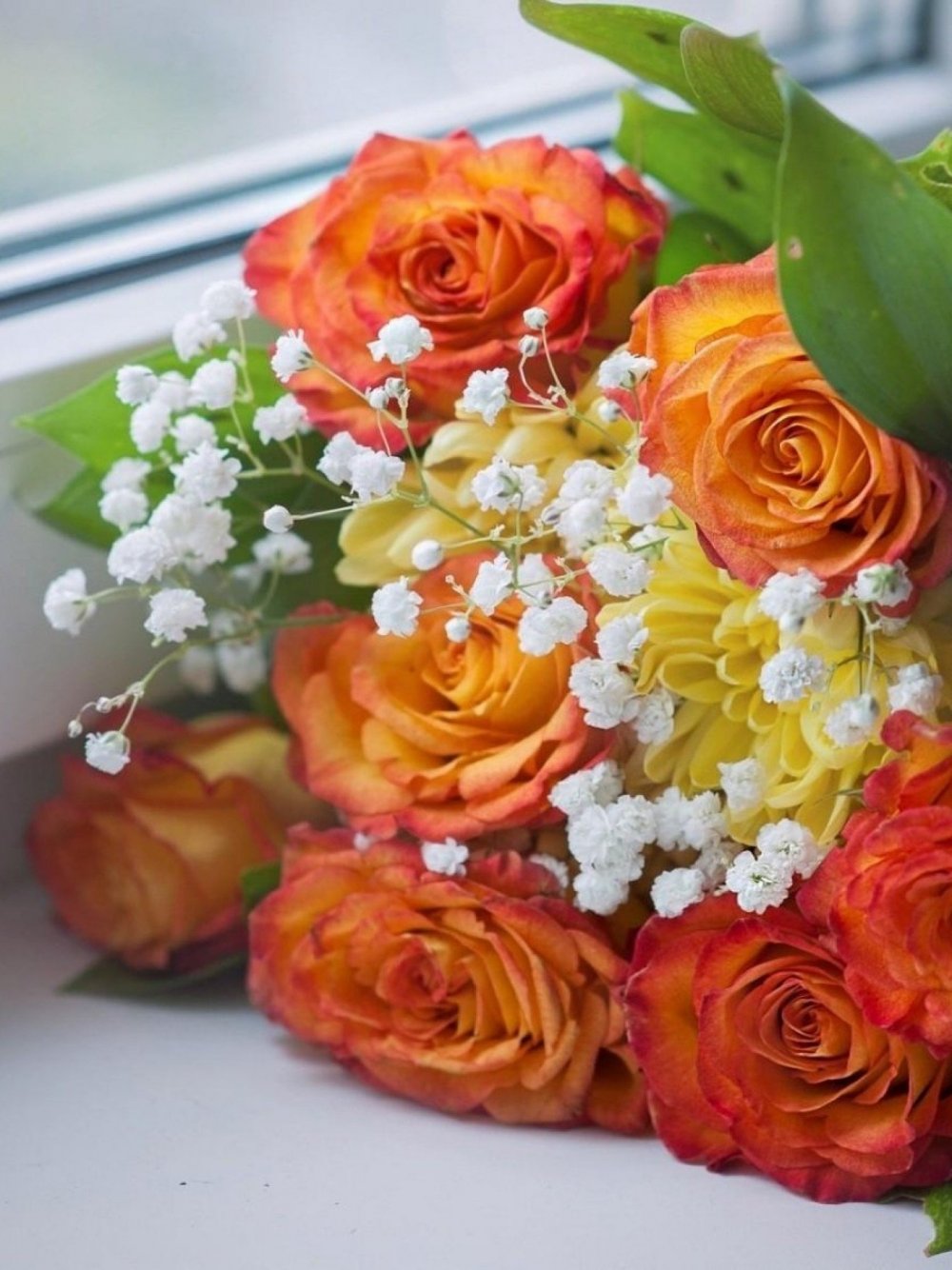 Букет цветов на окне розы оранжевые