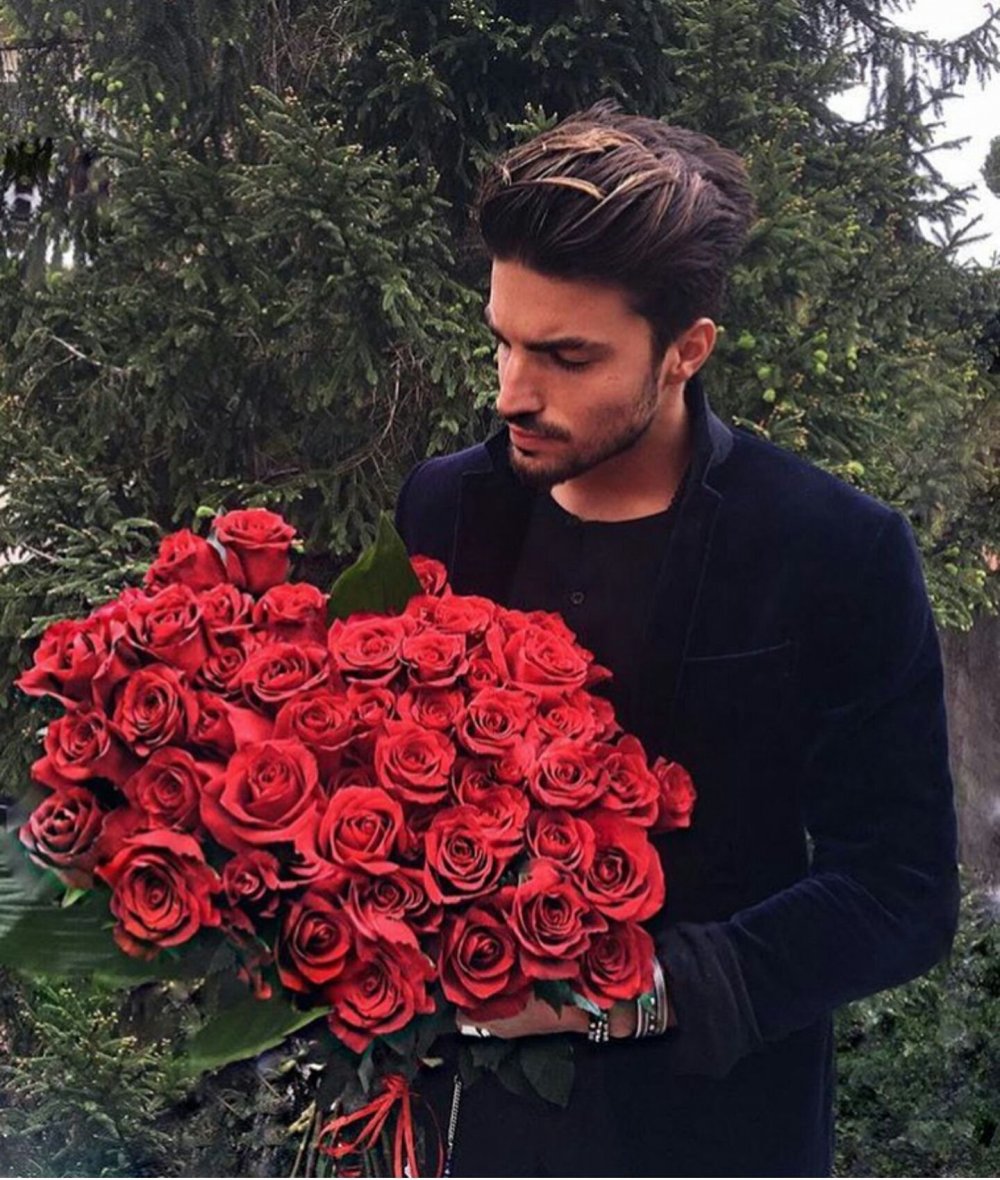 Джон Кортахарена с розами