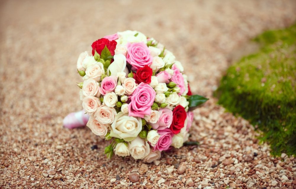 Свадебный букет из ярких роз