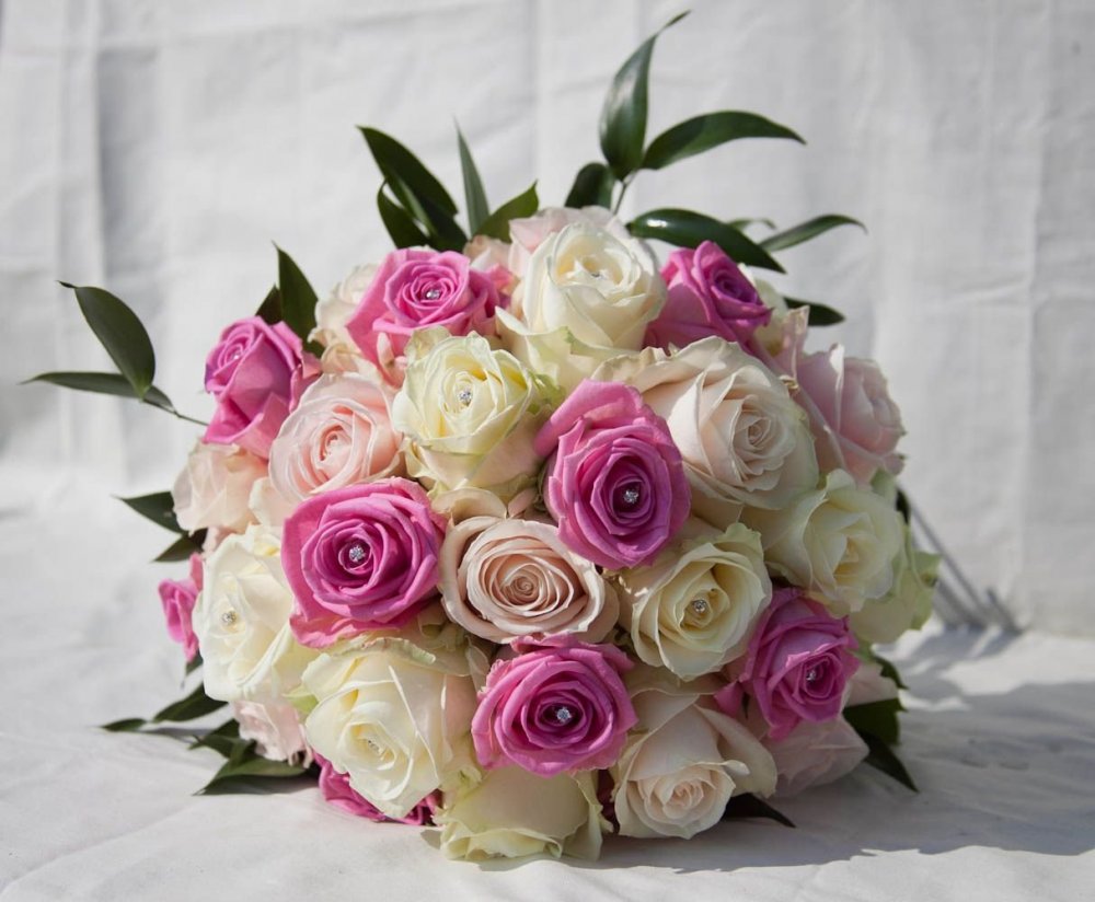 Букет бело-розовых роз