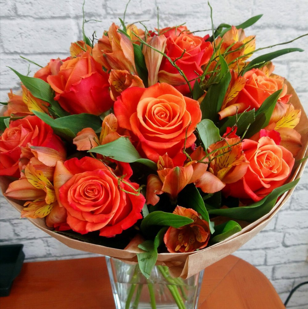 Букет с оранжевыми розами и альстромерий