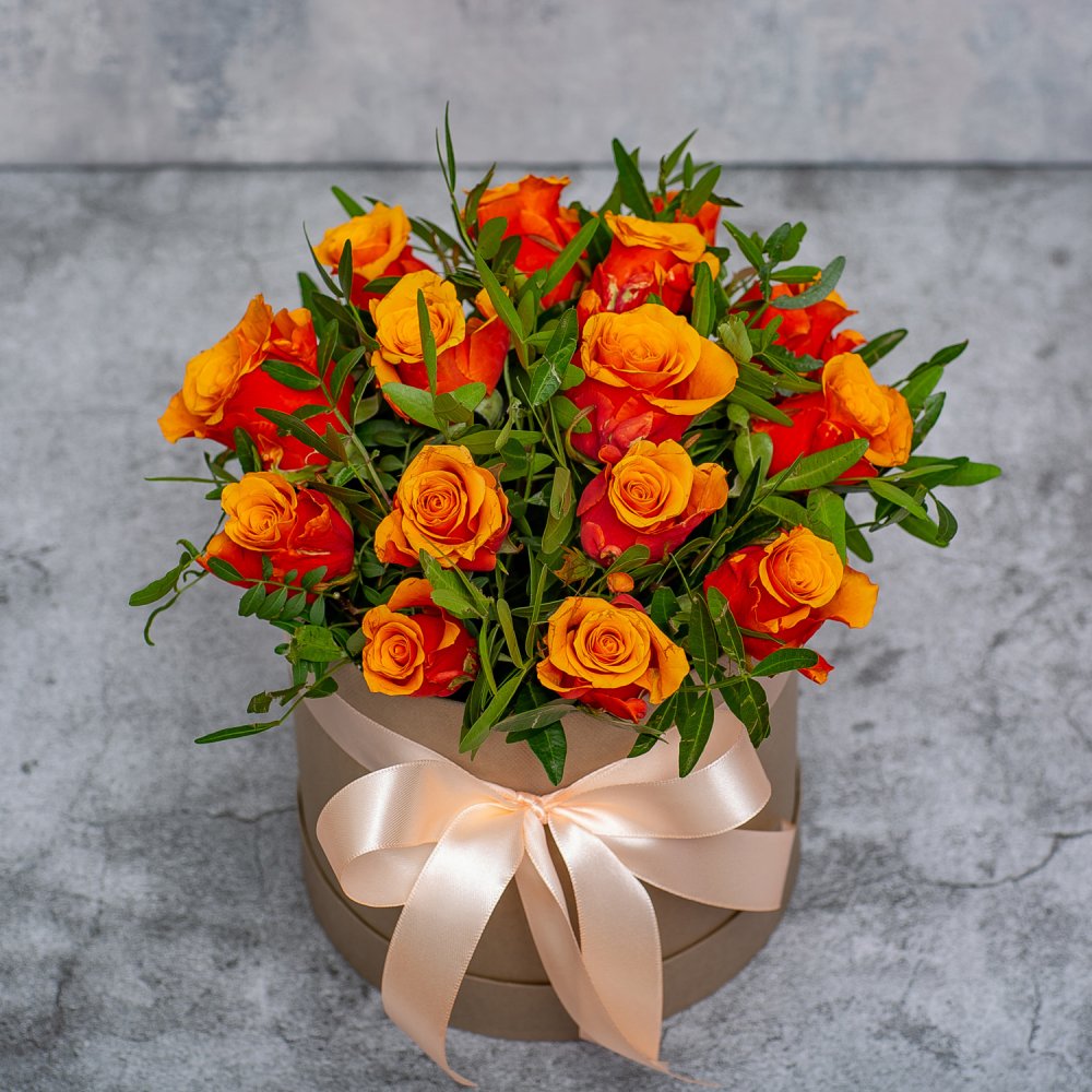 Оранжевые розы в шляпной коробке