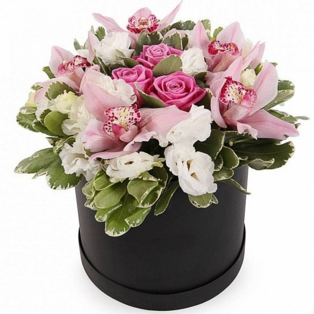 Букет в шляпной коробке орхидеи и розы
