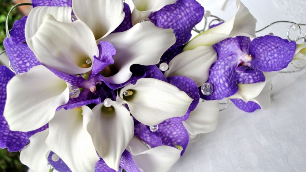 Букет невесты из калл и орхидей