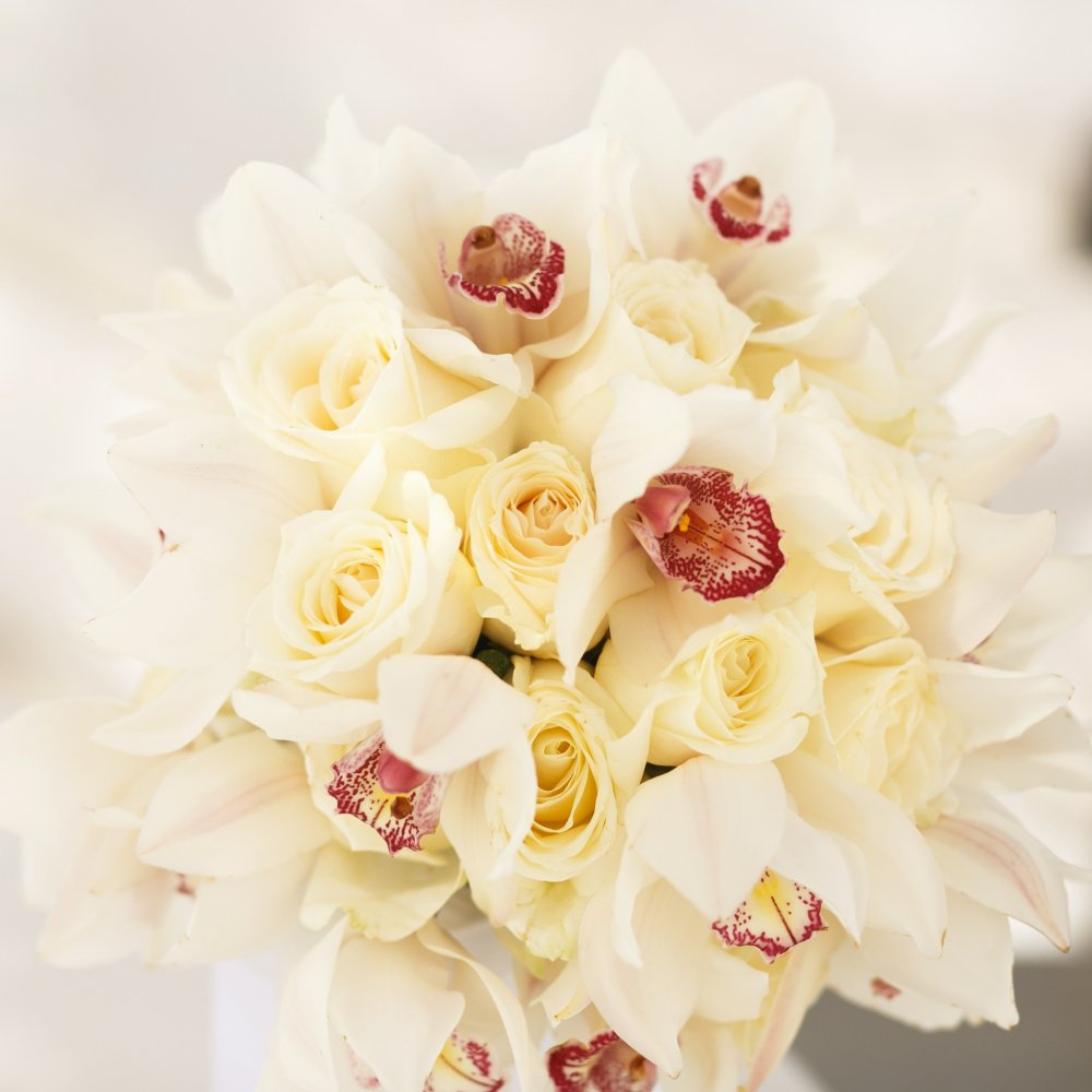 Роскошный букет белых орхидей