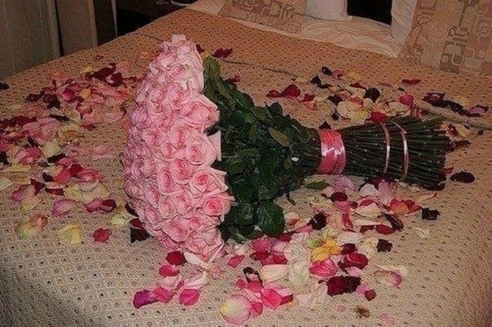 Огромный букет роз на кровати