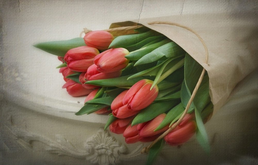 Букет тюльпанов на столе