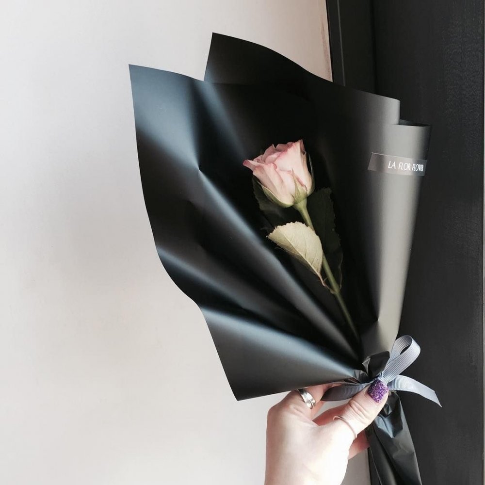 Черная упаковка для цветов
