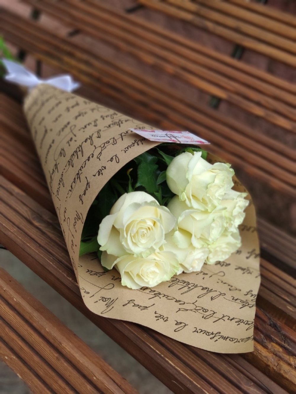 Розы в крафт-бумаге