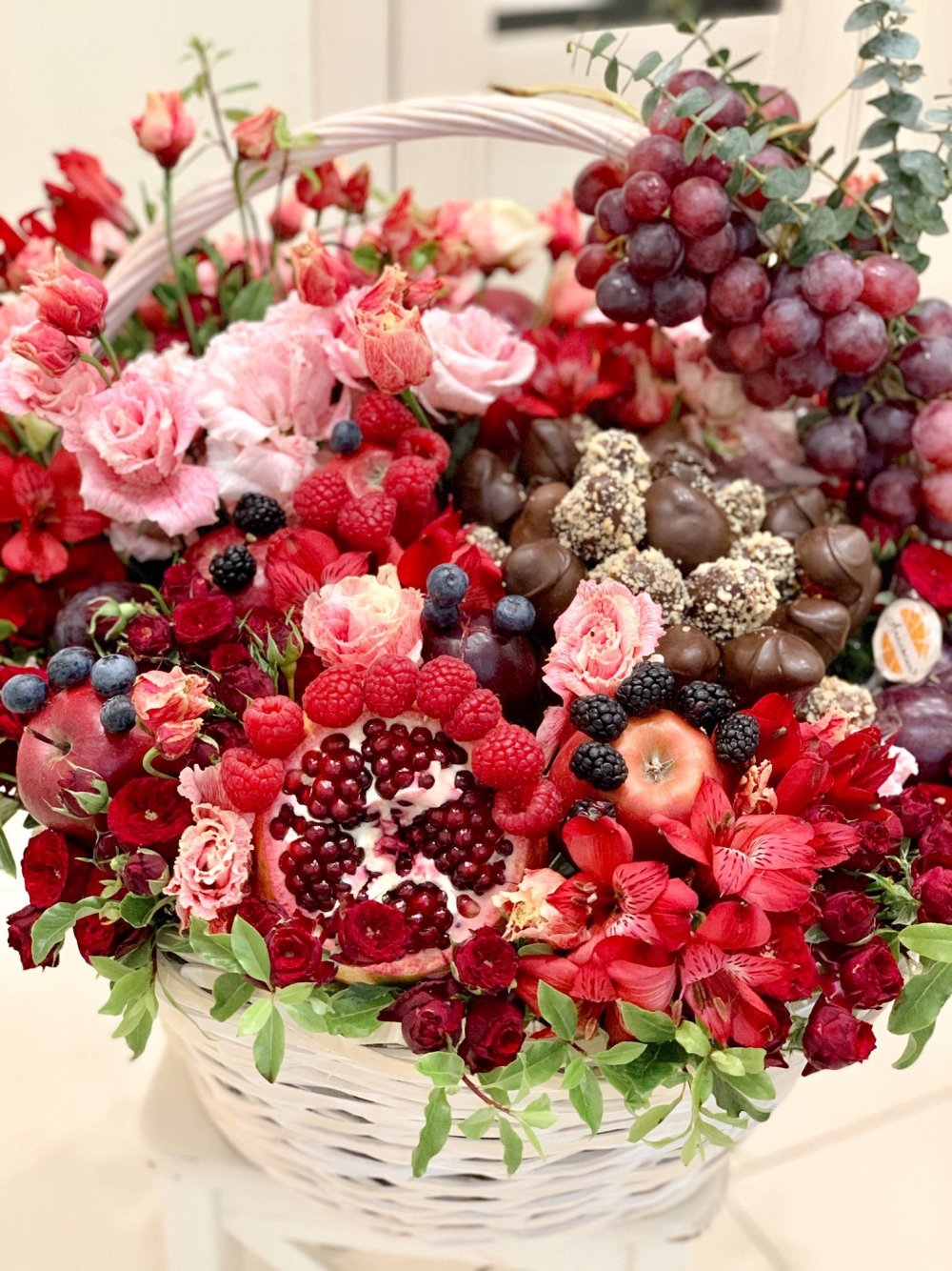 Букет из ягод и цветов
