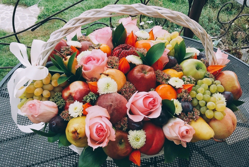 Композиции из цветов и фруктов