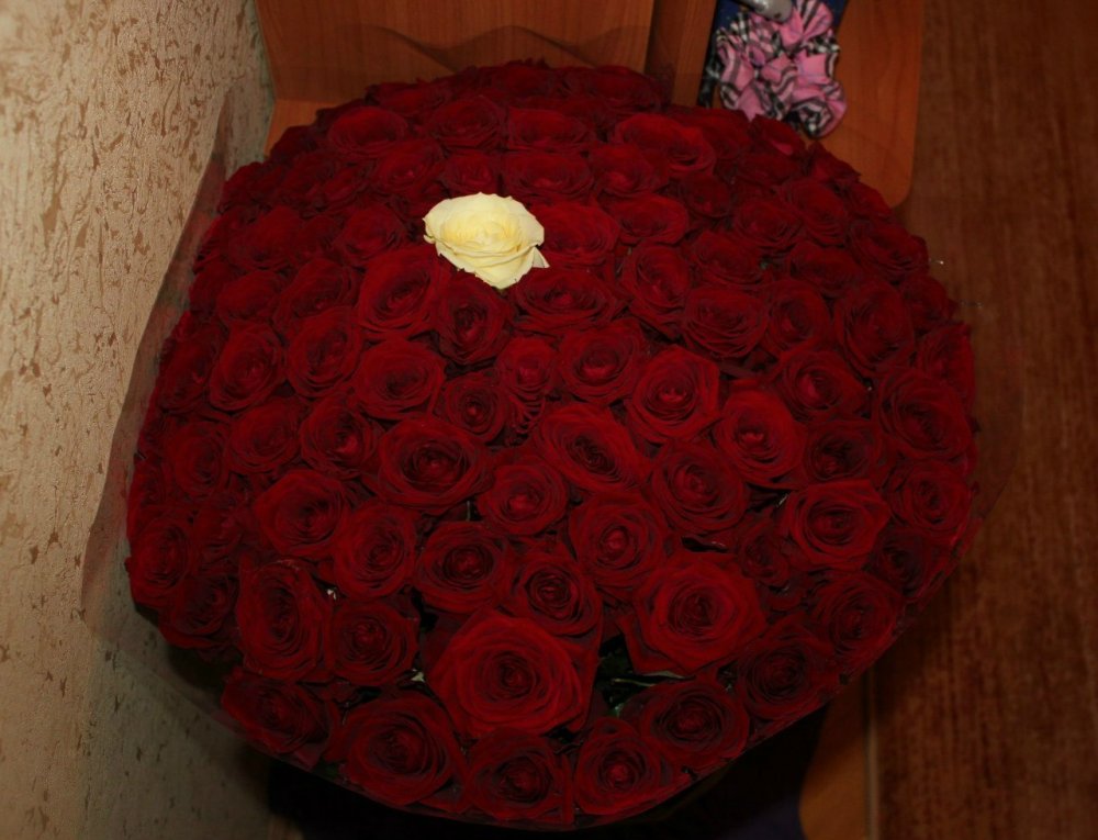 Большой букет роз на полу
