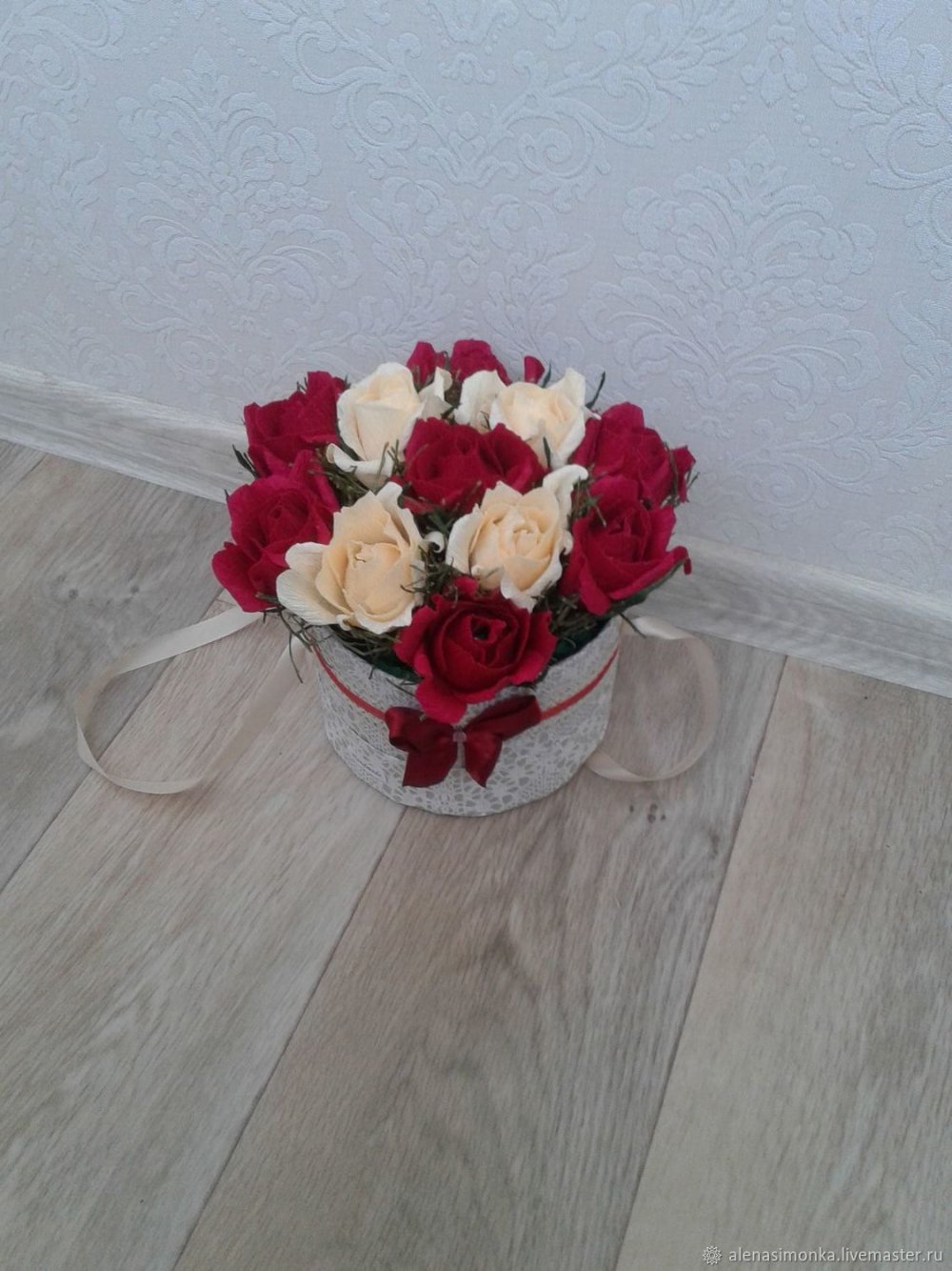 Букет роз на линолеуме