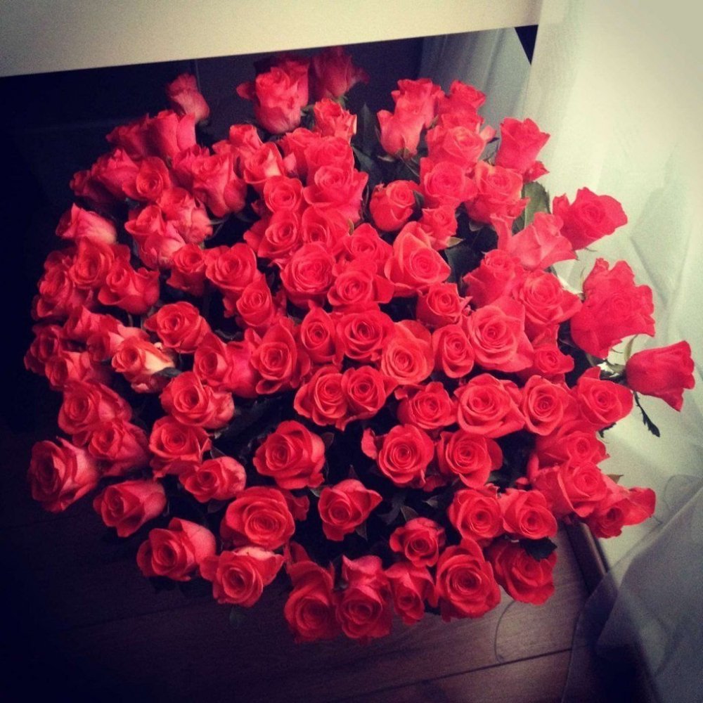 Букет красных роз в руках девушки