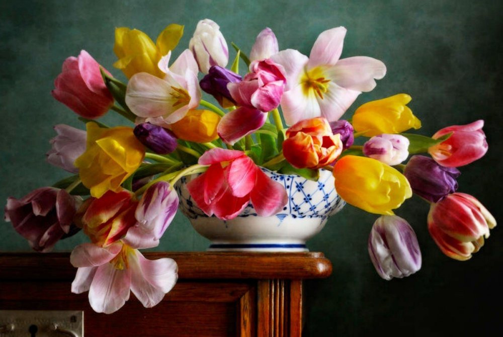 Тюльпаны в вазе на столе