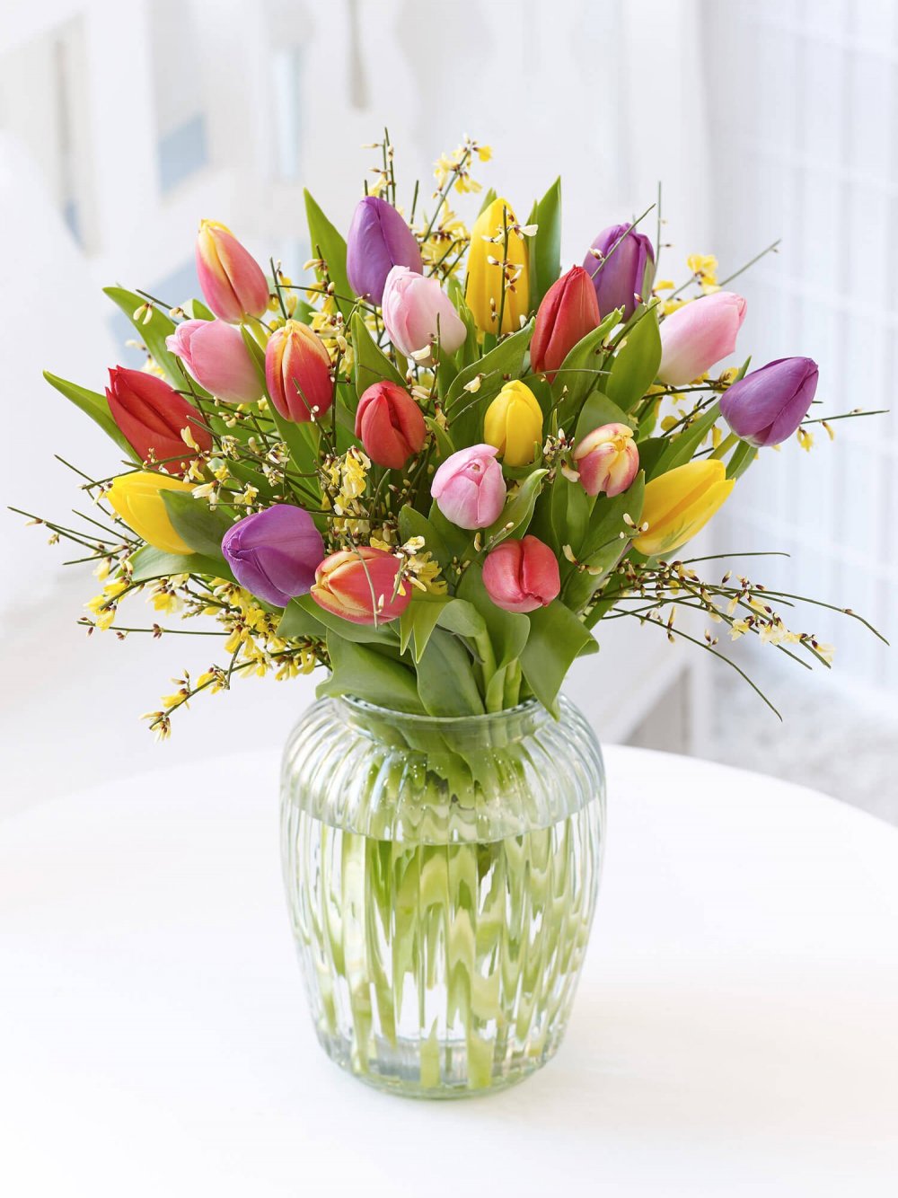 Красивые весенние цветы в вазе