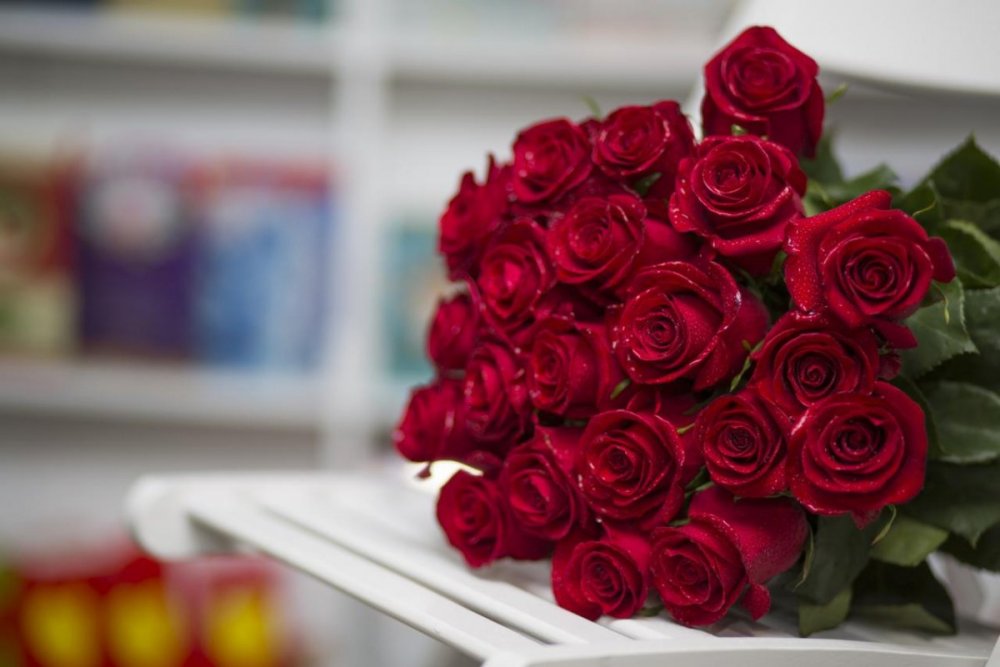 Букет красных роз лежат на столе