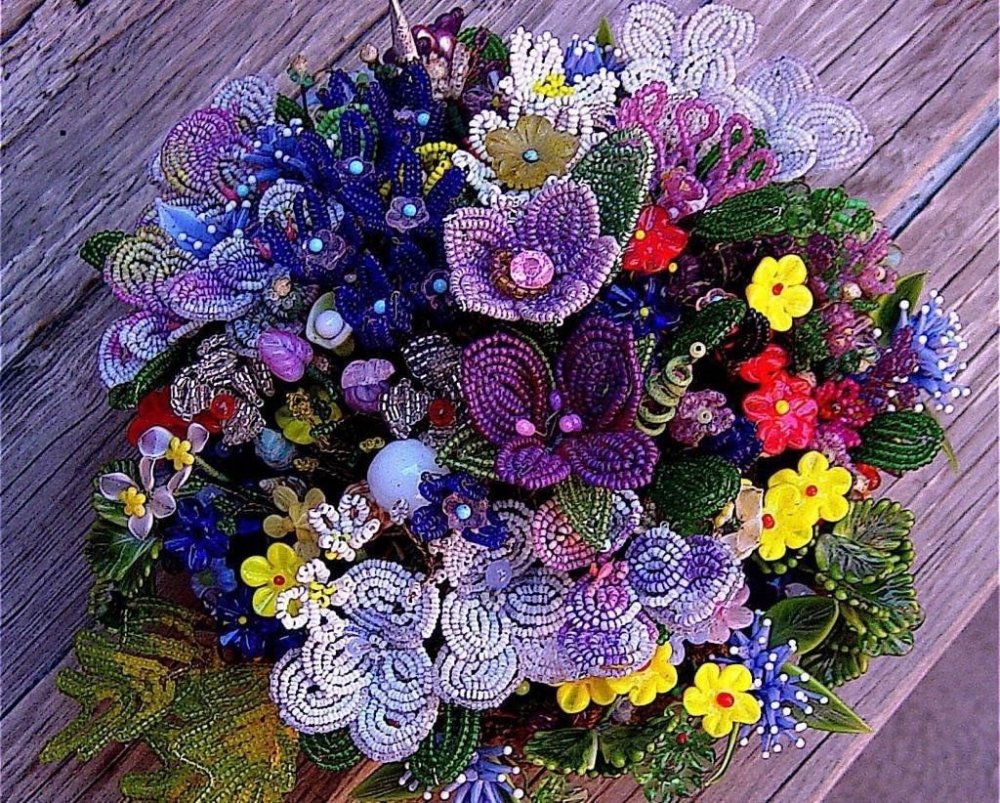 Композиции цветов из бисера
