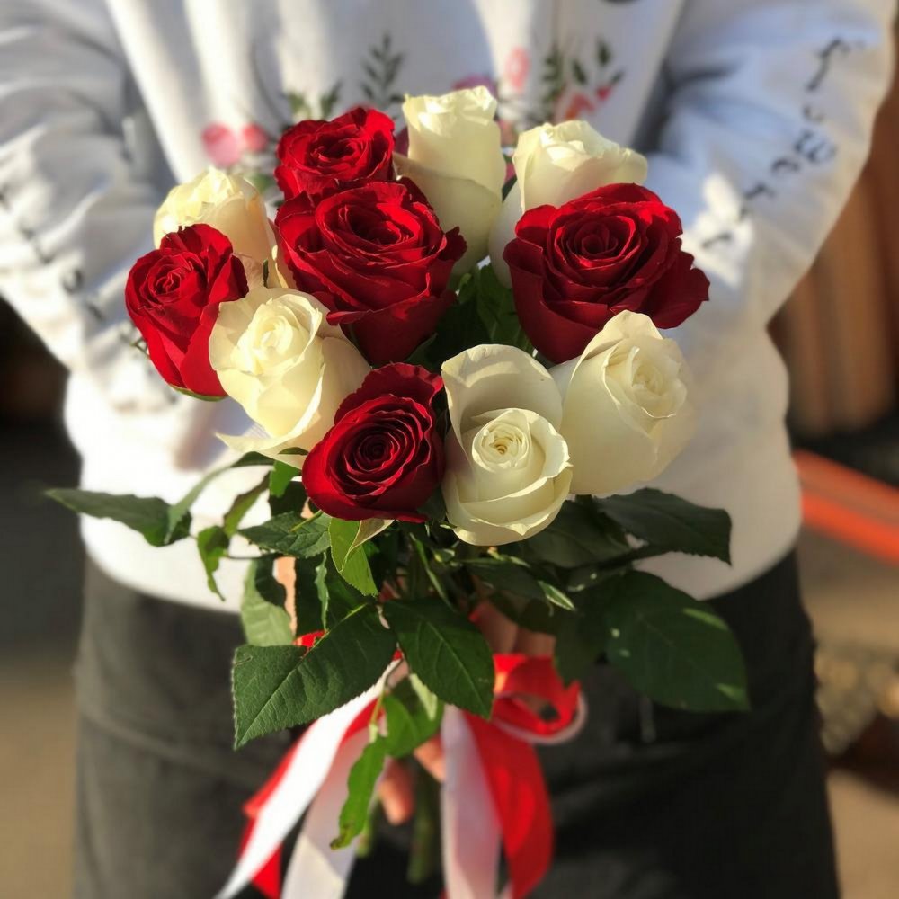 Букет из 11 роз красных и белых