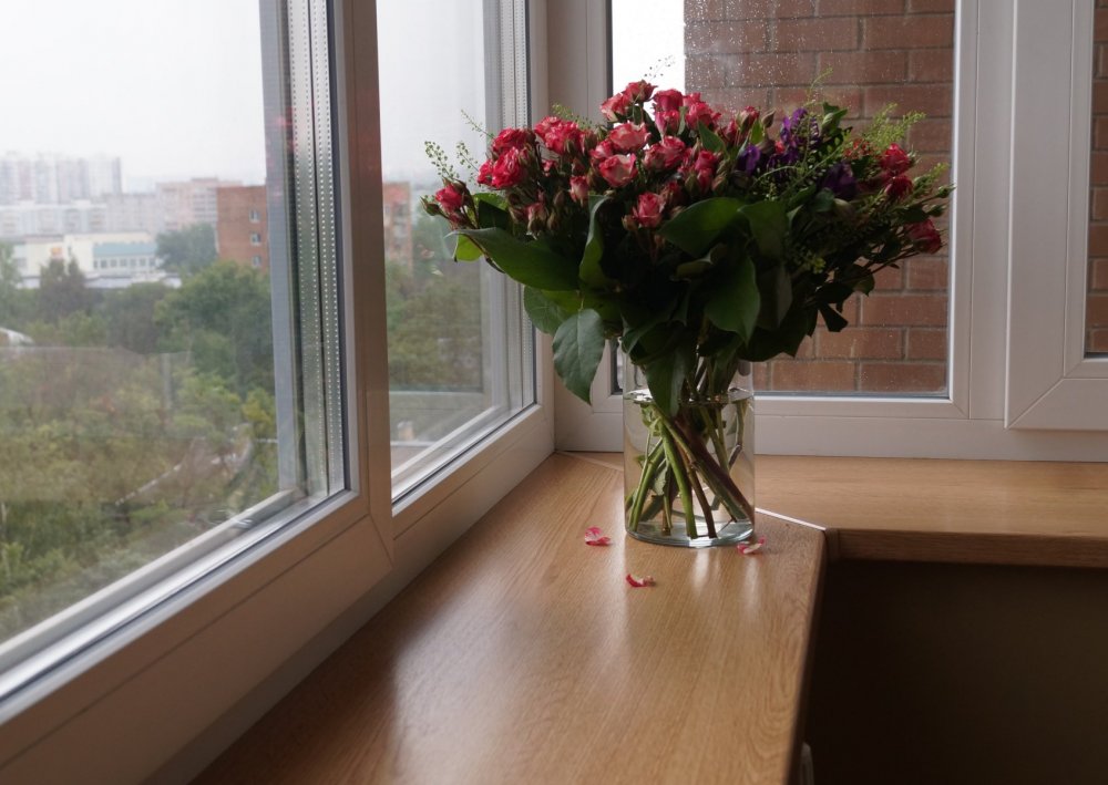 Цветы ваза окно
