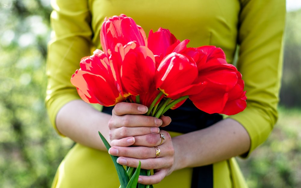 Женская рука с цветком
