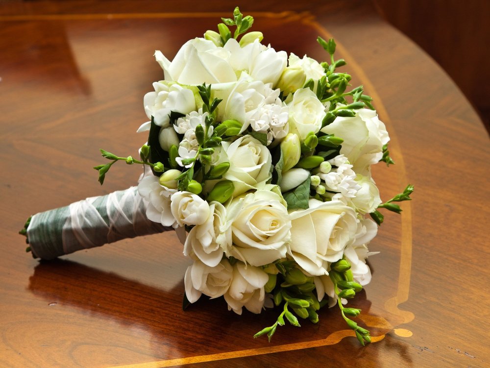 Свадебный букет из фрезий и кустовых роз