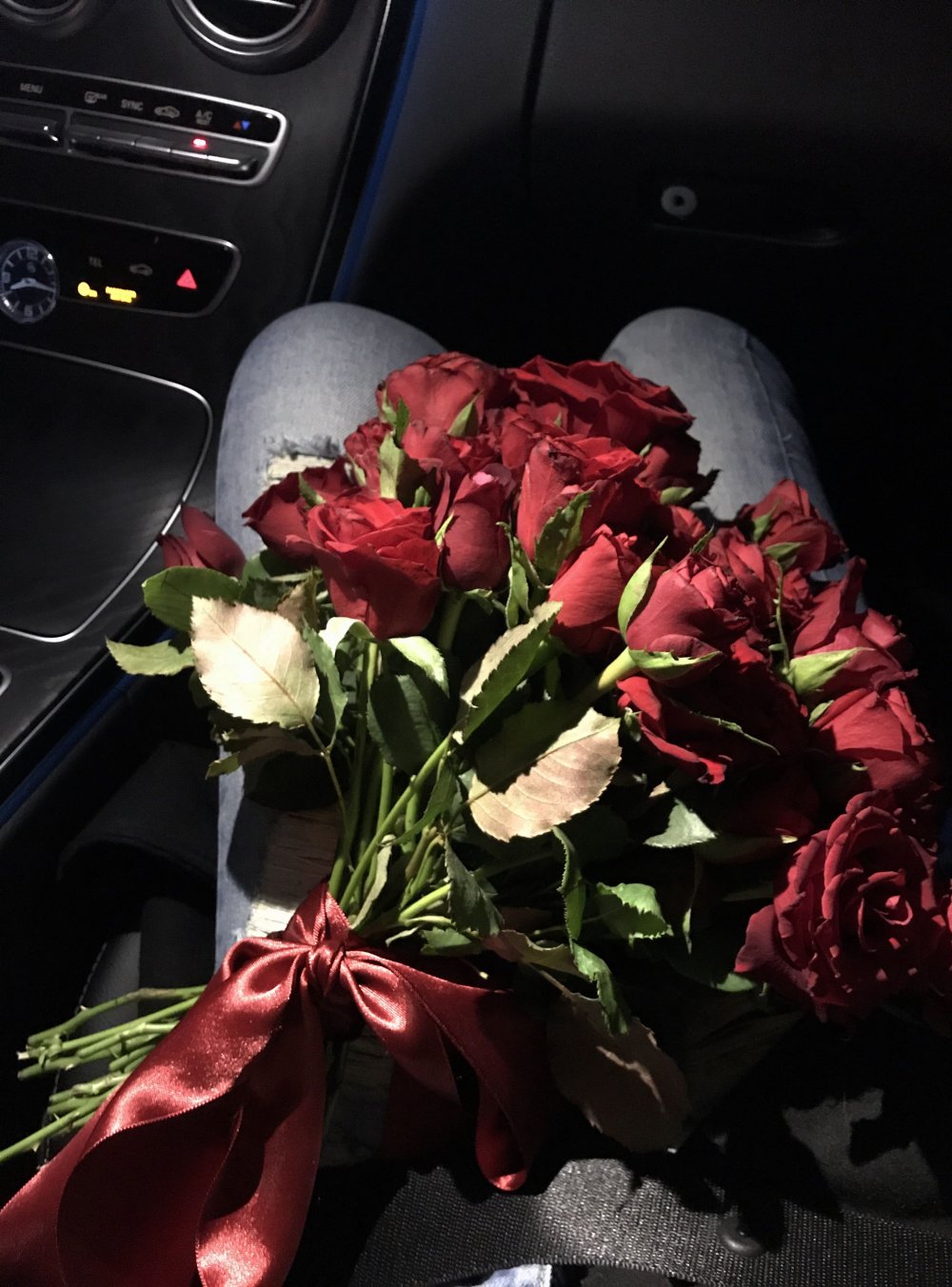 Букет цветов в машине реальные