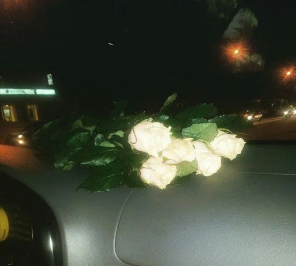 Цветы в машине ночью