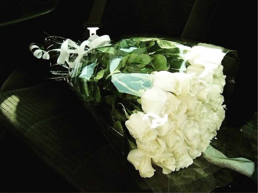 Букет цветов на белой машине