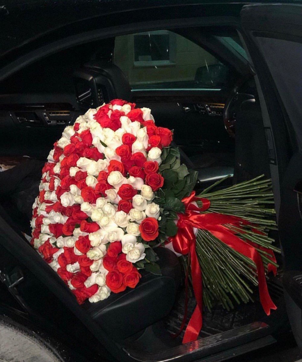 Большой букет цветов в машине