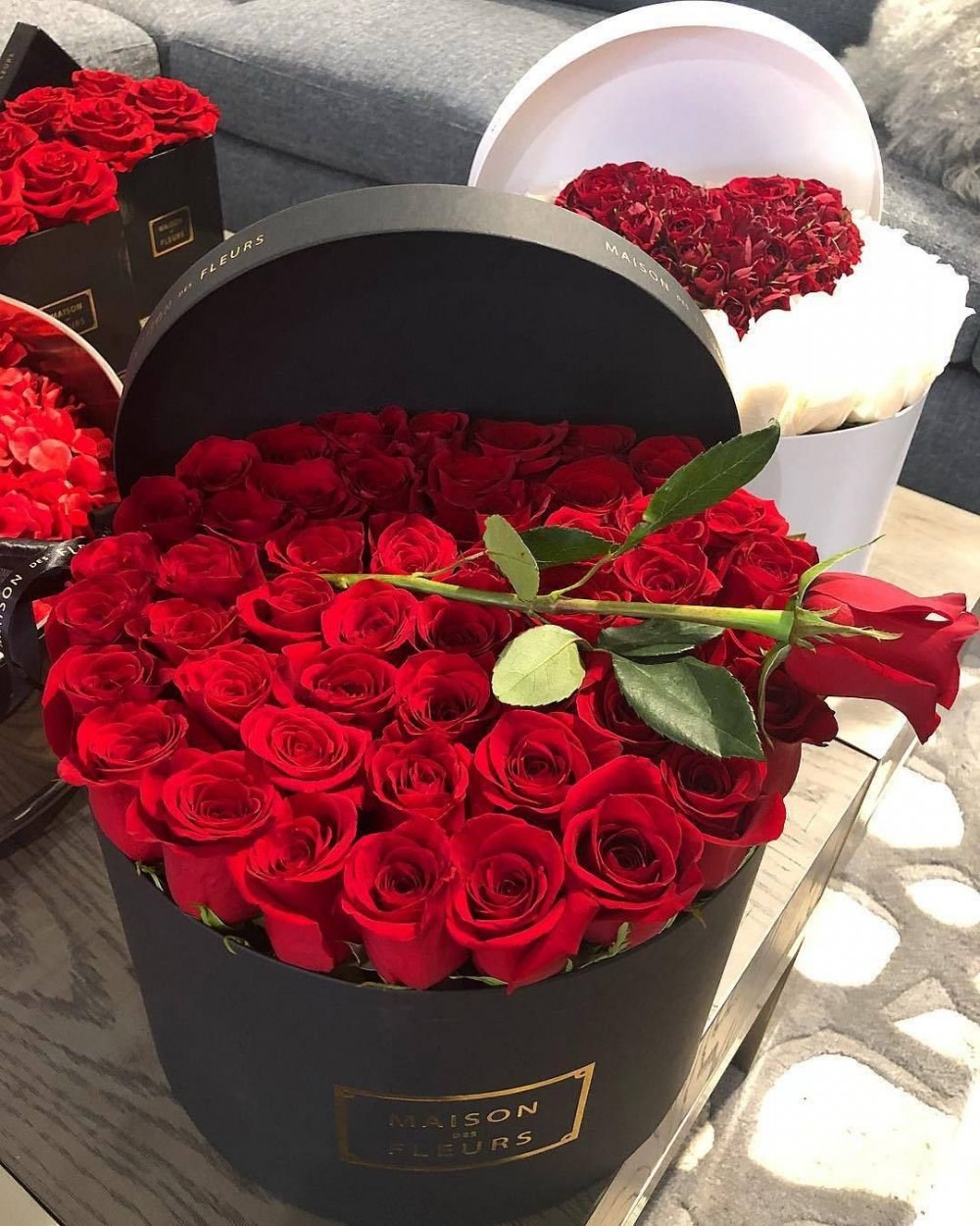 Красивые красные розы с подарком