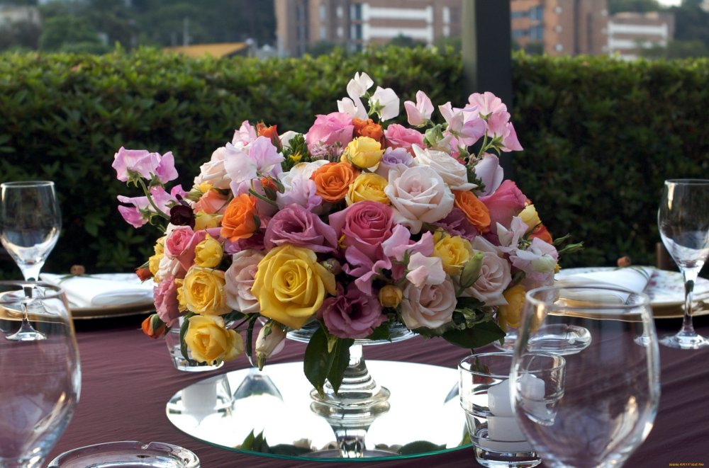 Сервировка стола с цветами
