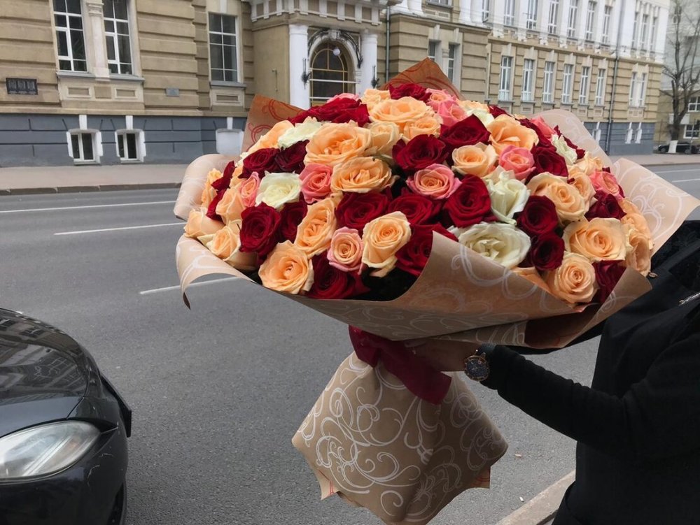 Огромный букет цветов в руках
