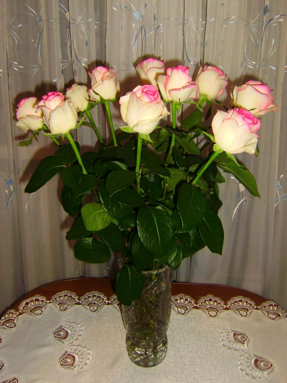 Розы в вазе дома