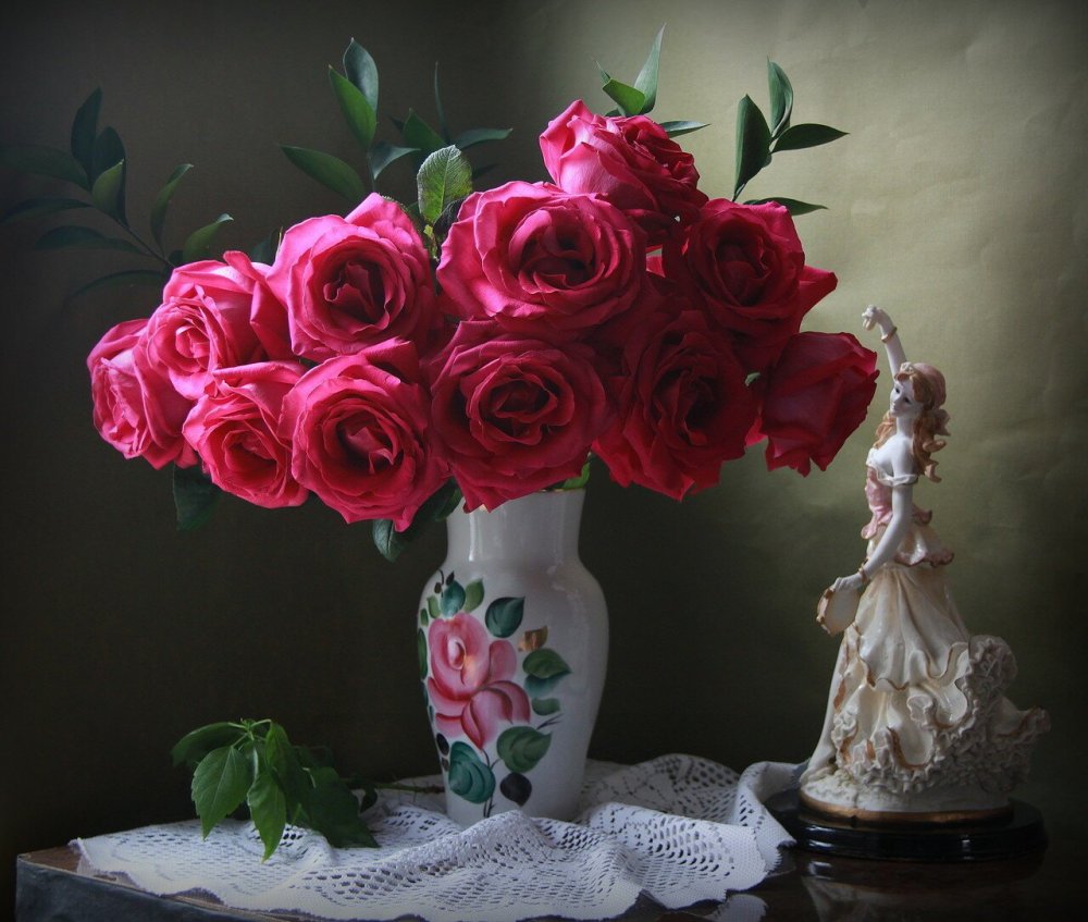 Шикарный букет роз в вазе