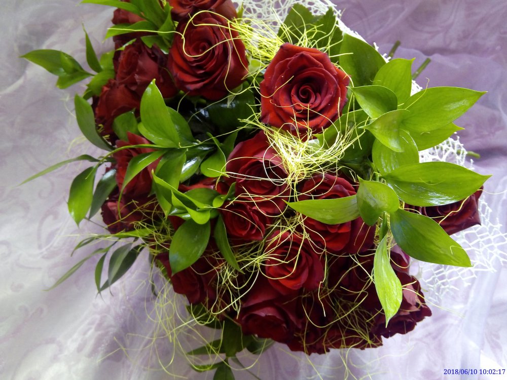 Шикарный букет бордовых роз