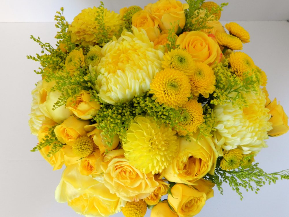 Желтые хризантемы и розы
