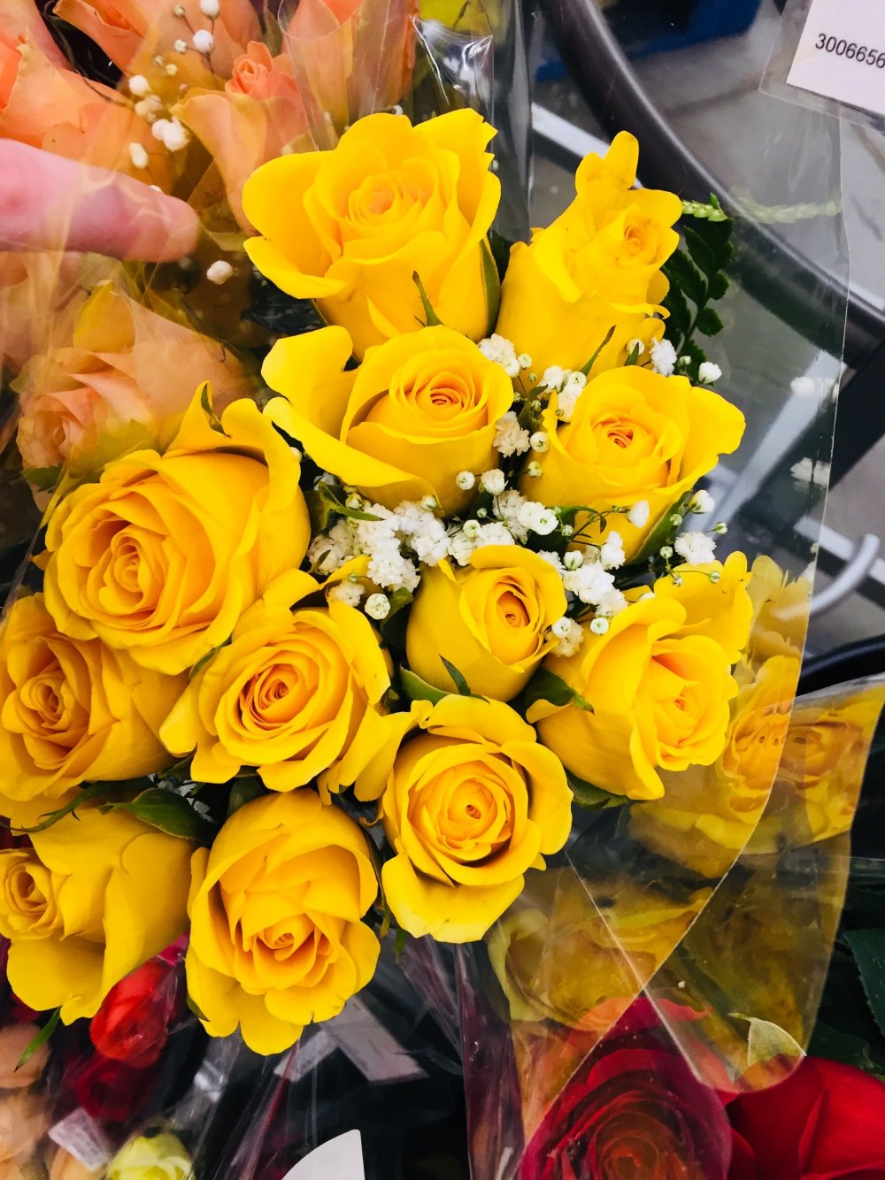 Желтые цветы и подарки
