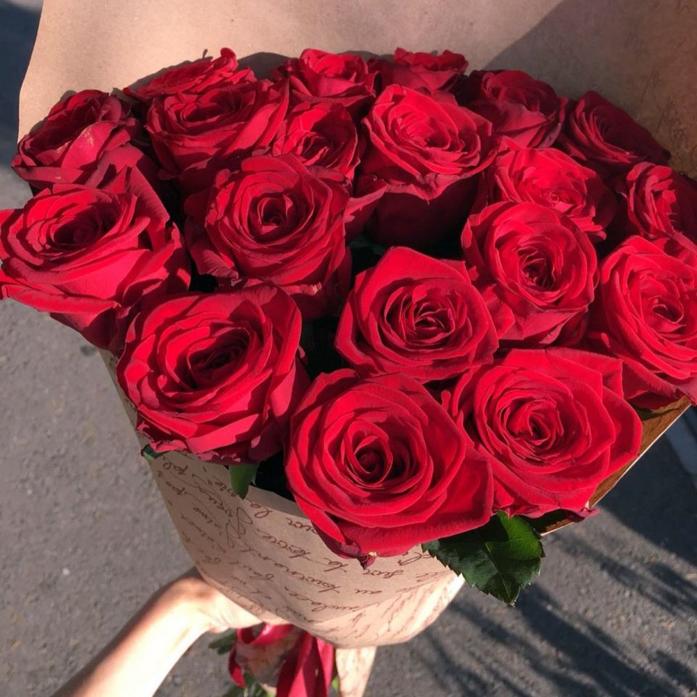 Букет красных роз на полу