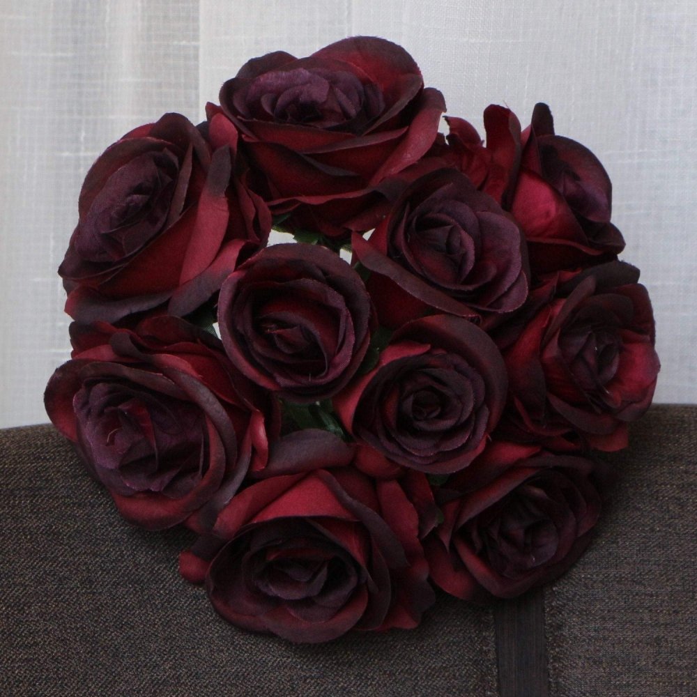 Свадебный букет бордовые розы эвкалипт
