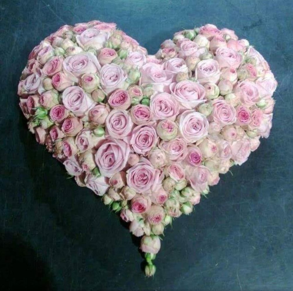 Сердце из живых цветов